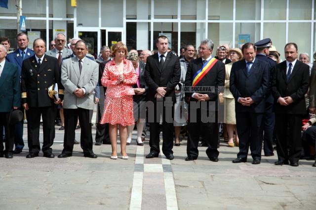 Sărbătoare: Zeci de coroane de flori şi ceremonial grandios, la Monumentul Eroilor