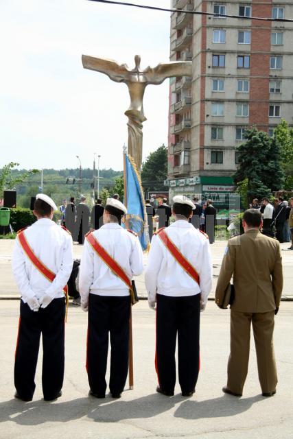 Sărbătoare: Zeci de coroane de flori şi ceremonial grandios, la Monumentul Eroilor