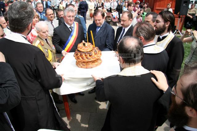 Sărbătoare: Zeci de coroane de flori şi ceremonial grandios, la Monumentul Eroilor