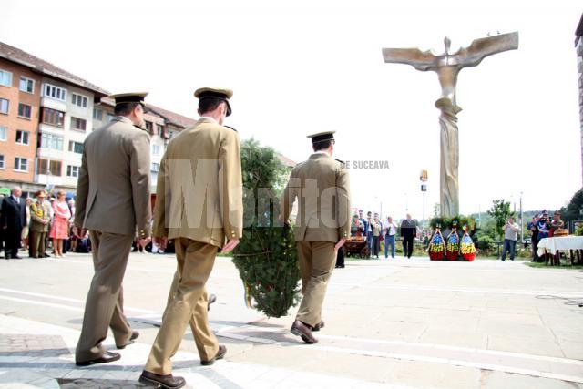 Sărbătoare: Zeci de coroane de flori şi ceremonial grandios, la Monumentul Eroilor