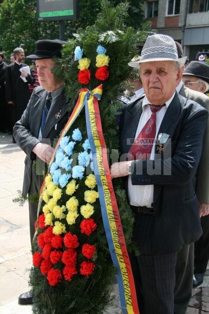 Sărbătoare: Zeci de coroane de flori şi ceremonial grandios, la Monumentul Eroilor