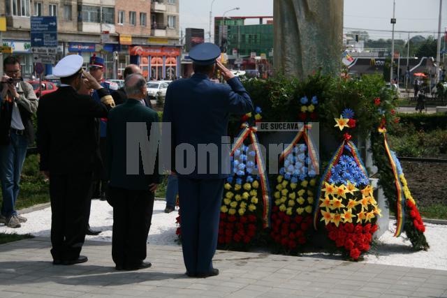 Sărbătoare: Zeci de coroane de flori şi ceremonial grandios, la Monumentul Eroilor