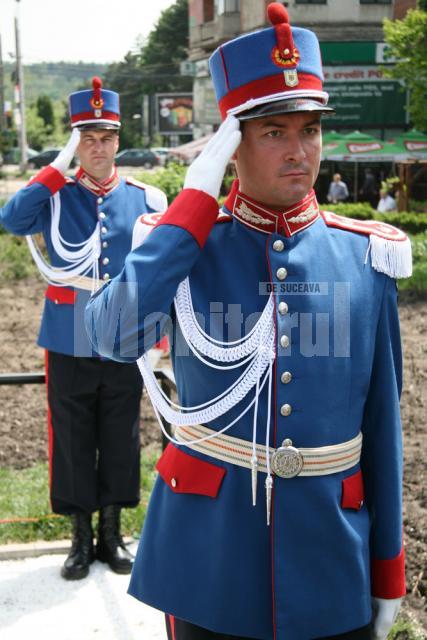 Sărbătoare: Zeci de coroane de flori şi ceremonial grandios, la Monumentul Eroilor