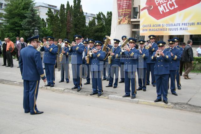 Sărbătoare: Zeci de coroane de flori şi ceremonial grandios, la Monumentul Eroilor