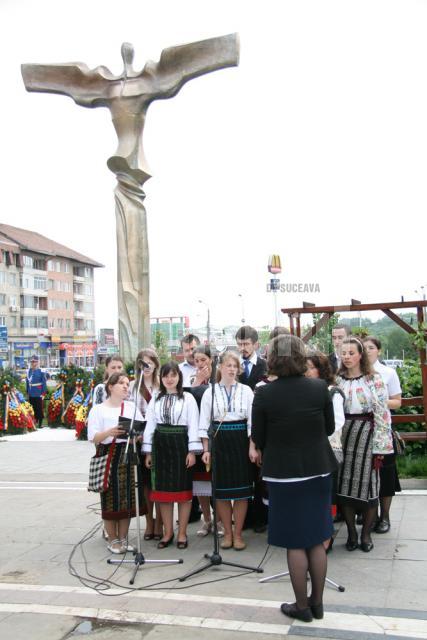 Sărbătoare: Zeci de coroane de flori şi ceremonial grandios, la Monumentul Eroilor