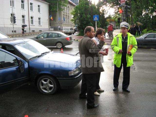 Suceava: Biciclist proiectat în aer şi apoi lovit violent, după un accident în intersecţia de la Bibliotecă