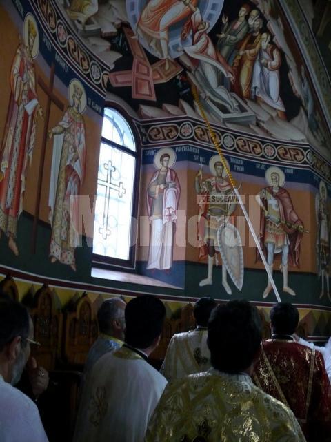 La Fălticeni: Arhiepiscopul Pimen şi Episcopul Macarie al Europei de Nord au resfinţit Biserica „Adormirea Maicii Domnului”