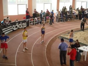 Laurenţiu Ţâmpău (pe culoarul interior) a câştigat proba de 1.000 de metri
