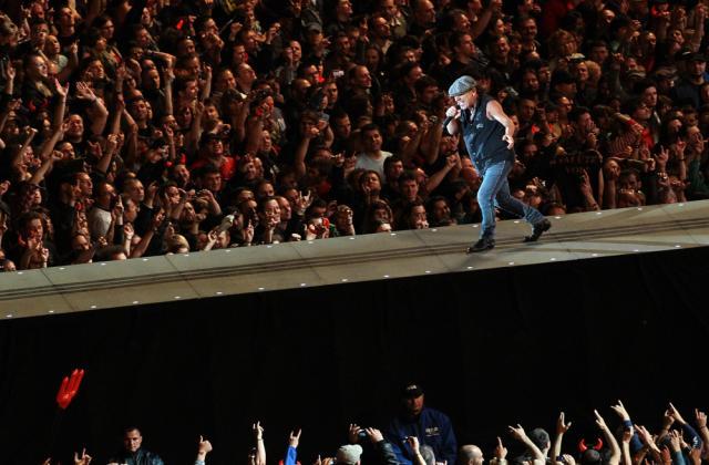 Peste 60.000 de spectatori, la concertul trupei AC/DC în Piaţa Constituţiei. Foto: MEDIAFAX