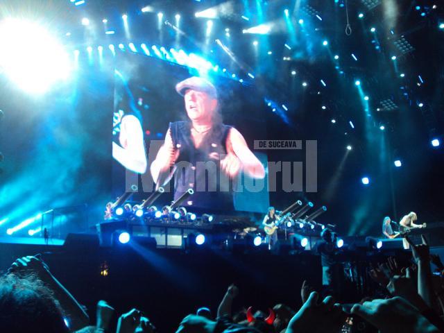 AC/DC nu cântă, ci se jertfesc pe scenă. Foto: Tudor POPOVICI & Ana Maria MATASĂ