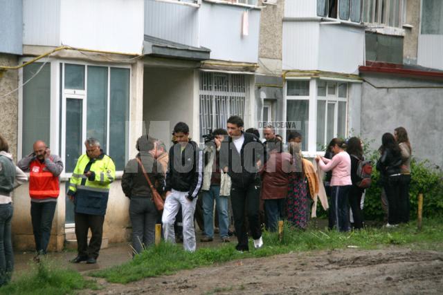 Peste 50 de oameni au fost scoşi din locuinţe