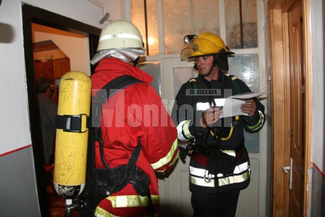 Pompierii au aerisit toate locuinţele şi scara blocului