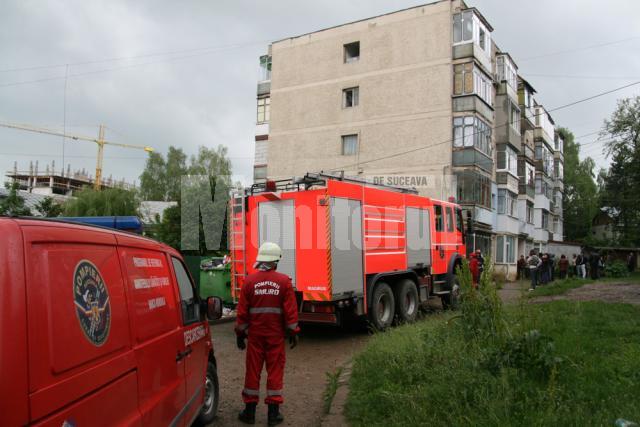 Panică: Zeci de locatari ai unui bloc din Suceava, sufocaţi de un gaz înecăcios