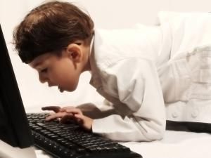 Copiii lăsaţi nesupravegheaţi pe internet se confruntă cu primejdii. Foto: SHUTTERSTOCK