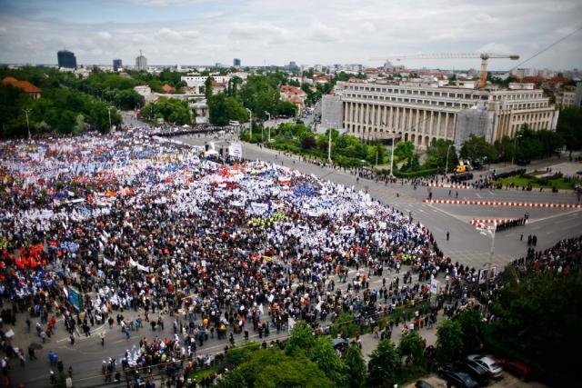 Peste 30.000 de oameni adunaţi în Piaţa Victoriei au cerut demisia Guvernului. Foto: MEDIAFAX