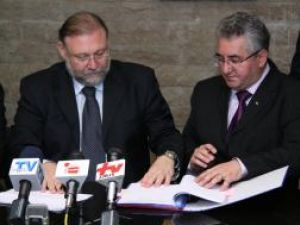 Secretarul de stat Răzvan Murgeanu, reprezentantul Ministerului Dezvoltării Regionale, şi primarul Ion Lungu au semnat contracte de finanţare de 15 milioane de euro