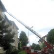 Pompierii au urcat până la acoperiş şi au prins şi întărit cu sârmă bucata de aproximativ 20 de metri pătraţi