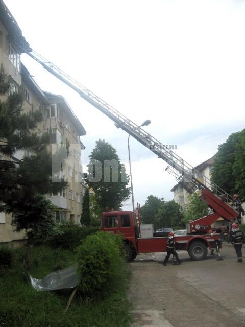 Pompierii au urcat până la acoperiş şi au prins şi întărit cu sârmă bucata de aproximativ 20 de metri pătraţi