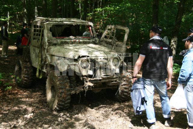 Off-Road Bucovina: Fiul „regelui asfaltului”, Costel Căşuneanu, cu o maşină de 125.000 de euro, prin pădurile de la Gura Humorului
