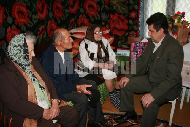 Elena Tetea a fost felicitată la împlinirea vârstei de 100 de ani şi de primarul comunei Dorna Arini, Ioan Moraru