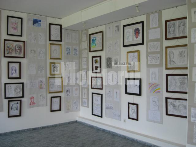 Pereţii galeriei tapetaţi cu lucrări