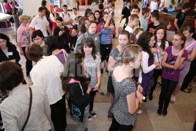 Iullius Mall: Sute de tineri au vizitat ieri Târgul Ofertei Educaţionale a liceelor din judeţ