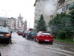 Apele adunate pe străzi au paralizat traficul rutier pe câteva străzi din municipiu