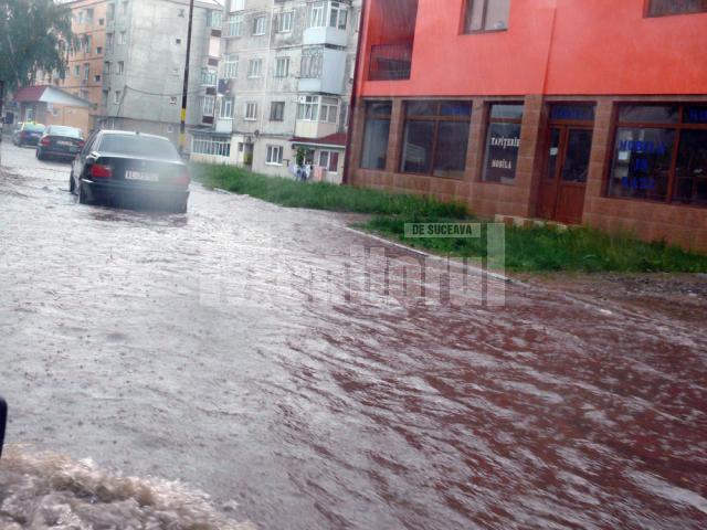 La Fălticeni: Jumătate de oră de ploaie a paralizat traficul pe Drumul European 85