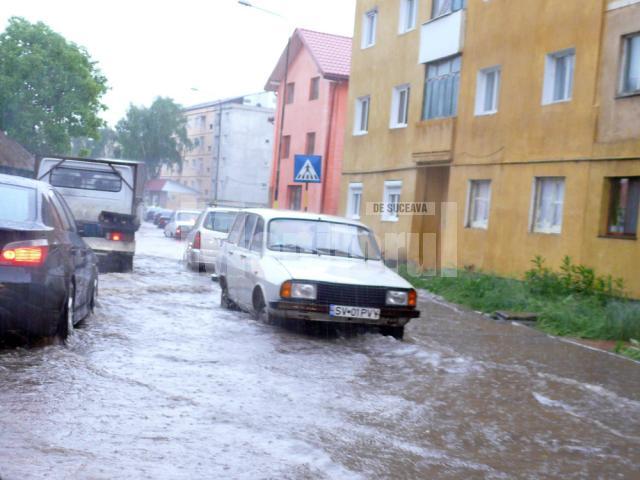 La Fălticeni: Jumătate de oră de ploaie a paralizat traficul pe Drumul European 85