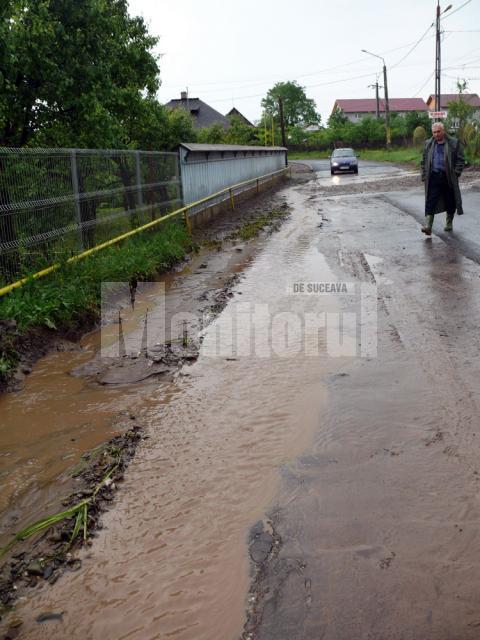 La Fălticeni: Jumătate de oră de ploaie a paralizat traficul pe Drumul European 85