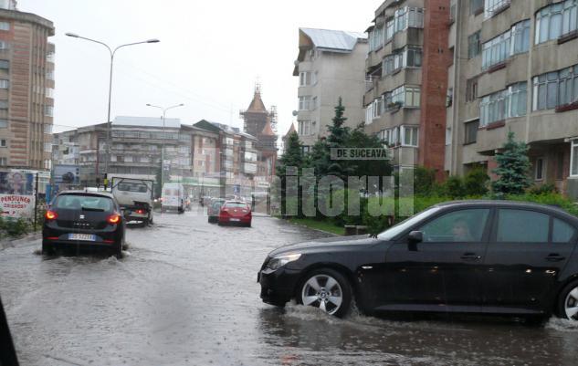 La Fălticeni: Jumătate de oră de ploaie a paralizat traficul pe Drumul European 85