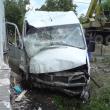 Accident: Casă mutată din loc, de un microbuz „kamikaze”