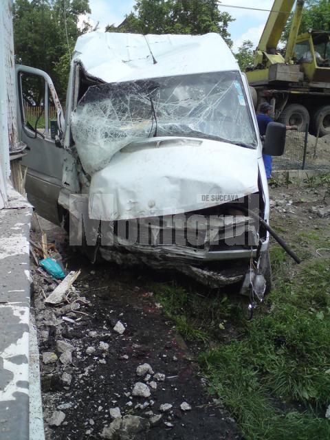 Accident: Casă mutată din loc, de un microbuz „kamikaze”