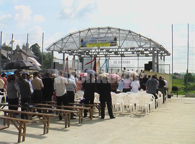 Slujba religioasă greco-catolică pe scena în aer liber