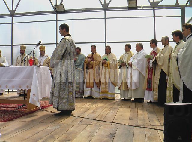 Slujba religioasă greco-catolică pe scena în aer liber