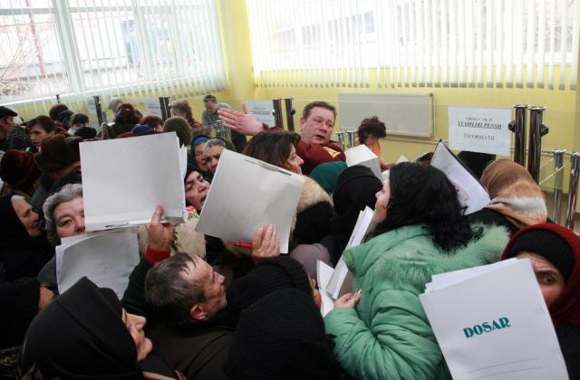 Persoanele încadrate nejustificat într-un grad de invaliditate pentru a ieşi la pensie vor fi consideraţi infractori. Foto: MEDIAFAX