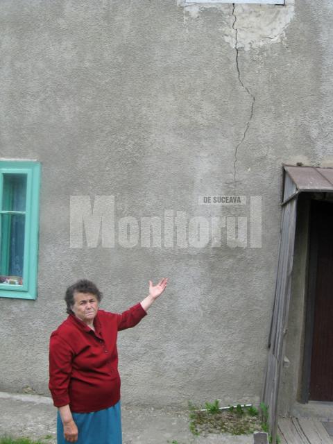 Ioana Răstoacă arată cu tristeţe către una din crăpaturile apărute în zidul casei sale