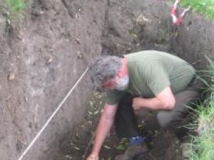 Arheologul Florin Hău şi osemintele dintr-un cimitir medieval