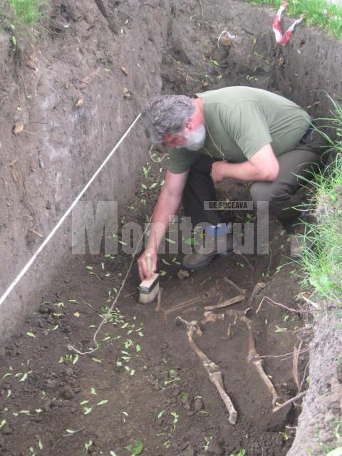 Arheologul Florin Hău şi osemintele dintr-un cimitir medieval