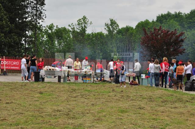 Solidaritate: Copii din două centre de plasament sucevene, aniversaţi de Bricostore