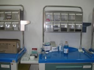 Dulapuri pline cu medicamente şi materiale sanitare la Urgenţe