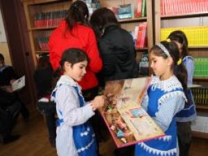 „Dreptul de a Citi”: Şcolile din Argel şi Izvoarele Sucevei vor primi fiecare aproape 600 de volume noi