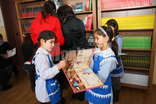 „Dreptul de a Citi”: Şcolile din Argel şi Izvoarele Sucevei vor primi fiecare aproape 600 de volume noi