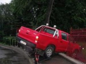 Rădăuţi: Un medic beat la volan a ajuns cu maşina în gardul liceului Hurmuzachi