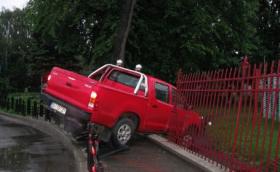 Rădăuţi: Un medic beat la volan a ajuns cu maşina în gardul liceului Hurmuzachi