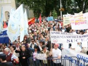 Miting: Aproape 800 de bugetari şi pensionari au protestat, vineri, în faţa Prefecturii