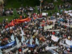 Aproximativ 800 de bugetari şi pensionari au participat la mitingul de protest organizat în faţa Palatului Administrativ