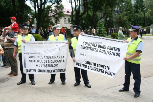 Miting: Aproape 800 de bugetari şi pensionari au protestat, ieri, în faţa Prefecturii