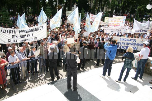 Miting: Aproape 800 de bugetari şi pensionari au protestat, ieri, în faţa Prefecturii