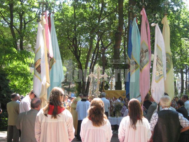 În fiecare an: „Joia Verde”, procesiune în jurul bisericii romano - catolice din Suceava